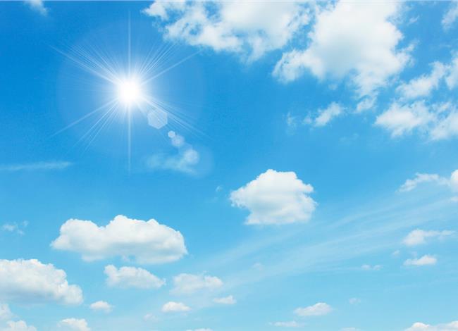 Φωτεινός γαλάζιος ουρανός κατά του χρόνιου πόνου