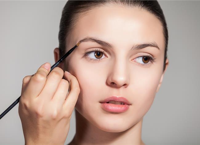 Φρύδια: Τα 3 λάθη (συν μία ατυχία) που μας κάνουν να φαινόμαστε μεγαλύτερες Φρύδια: Τα 3 λάθη (συν μία ατυχία) που μας κάνουν να φαινόμαστε μεγαλύτερες