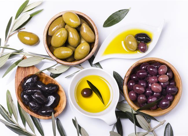 Πέντε ποικιλίες ελιών και τα χαρακτηριστικά τους Πέντε ποικιλίες ελιών και τα χαρακτηριστικά τους