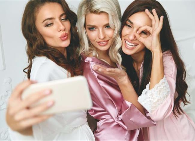 Οταν οι πολλές selfies οδηγούν στον πλαστικό Οταν οι πολλές selfies οδηγούν στον πλαστικό